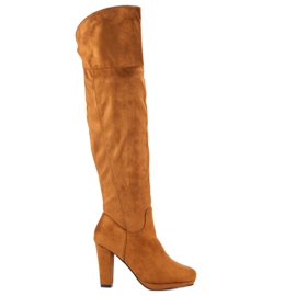 Botas de gamuza en un pilar marrón