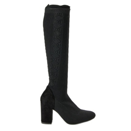 Botas caladas en un poste negro