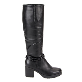 Filippo Botas casuales en el poste negro