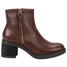 Botas clásicas en el poste marrón