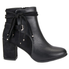 Nio Nio Botines negros en un poste