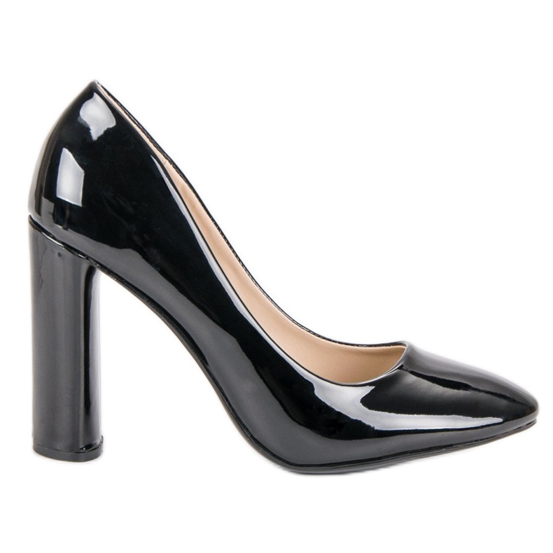 Bombas Lacadas Sobre Un Pilar negro Bombas Lacadas Sobre Un Pilar negro