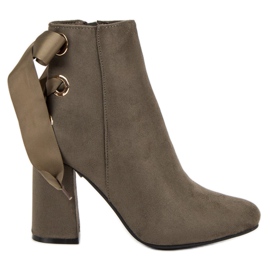 Ideal Shoes Botas sexy en un poste gris