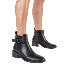 Botas clásicas con cinturón negro