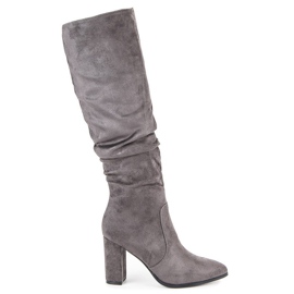 Super Mode Botas grises en el poste