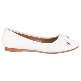 Bailarina blanca con un lazo blanco