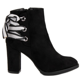 Ideal Shoes Botas de moda en el poste. negro