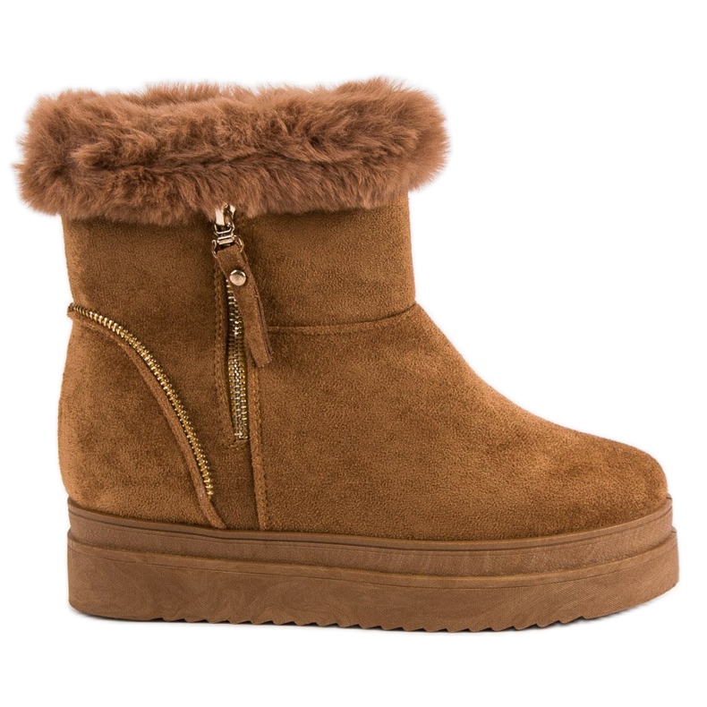 Botas de nieve camel en la plataforma marrón