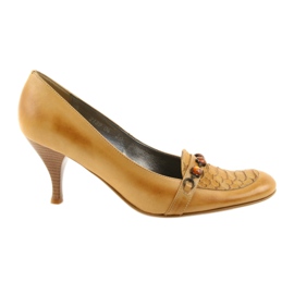 Bombas de piel marrón