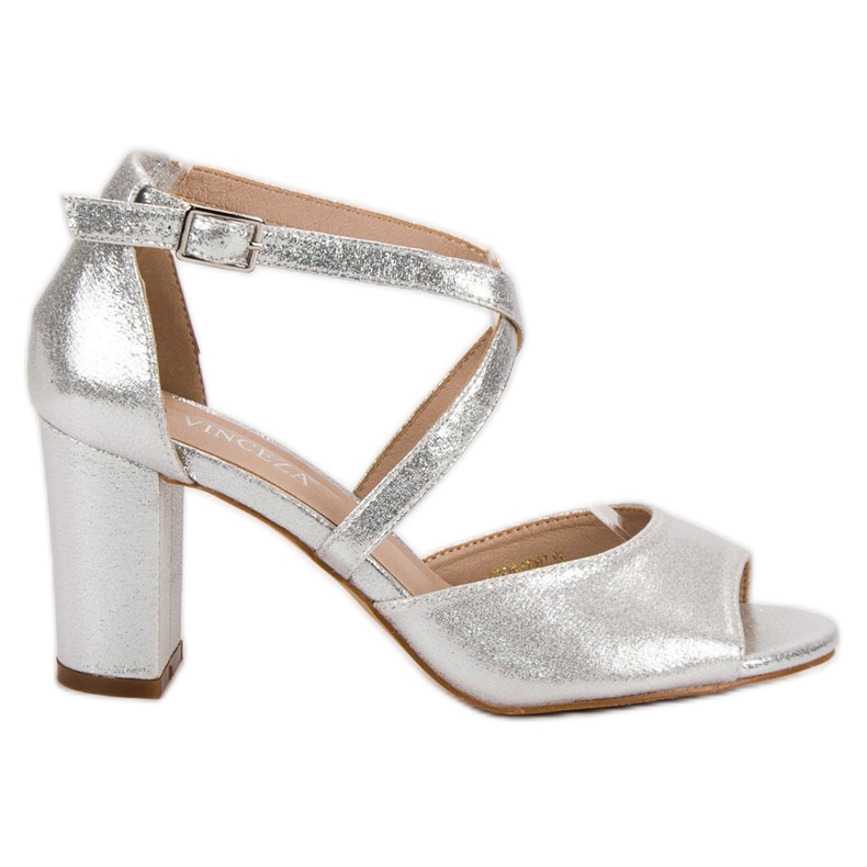 Sandalias plateadas en una barra VINCEZA gris