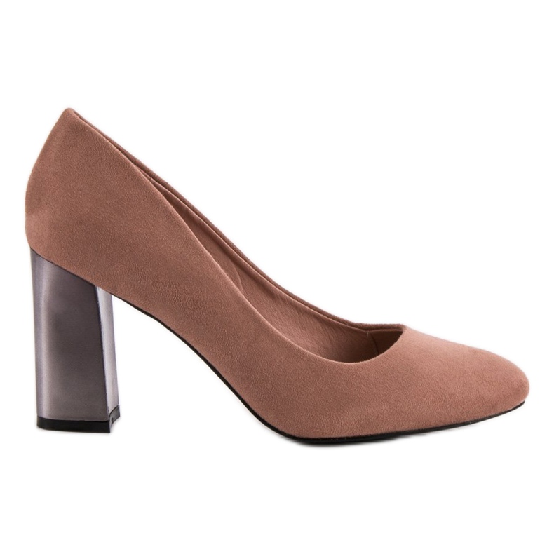 Zapatos de tacón de ante en un pilar rosado
