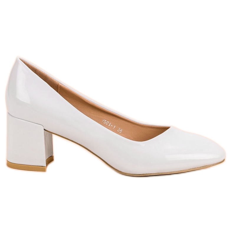 Diamantique Bombas Lacadas Sobre Un Pilar blanco Diamantique Bombas Lacadas Sobre Un Pilar blanco