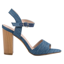 Sandalias de mezclilla en una barra azul