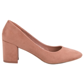 Ideal Shoes Bombas de polvo en un pilar rosado