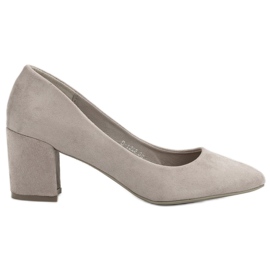 Ideal Shoes Bombas grises en un pilar