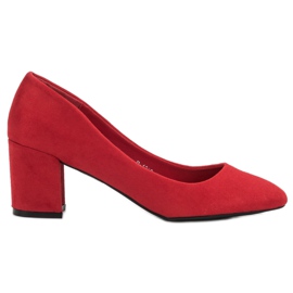 Ideal Shoes Bombas rojas en un pilar rojo