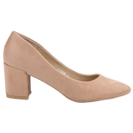 Ideal Shoes Bombas beige en un pilar