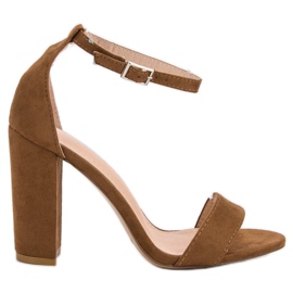Ch. Creation Sandalias de camello en una barra marrón Ch. Creation Sandalias de camello en una barra marrón