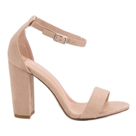 Ch. Creation Sandalias beige en una barra