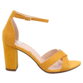 Sandalias amarillas en el poste NF-40P Amarillo