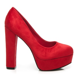 Comer Zapatos de tacón de ante en un pilar rojo