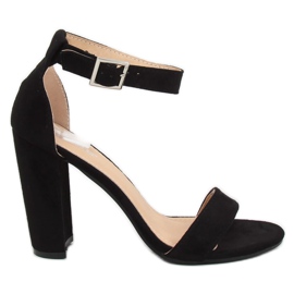 Sandalias negras en el poste.369-18 Negro