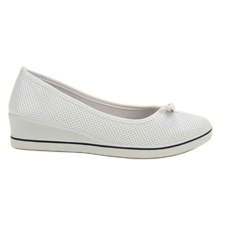 Bailarina deportiva en una cuña blanco