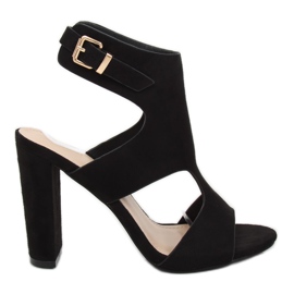 Sandalias negras en el poste J-8711 Negro