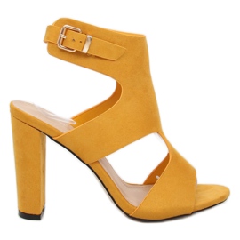 Sandalias amarillas en el poste J-8711 Amarillo