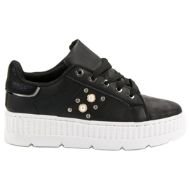 Zapatos negros en la plataforma