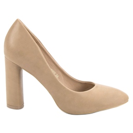 Small Swan Bombas beige en un pilar