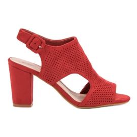 Sandalias caladas en un poste rojo