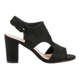Sandalias caladas en un poste negro