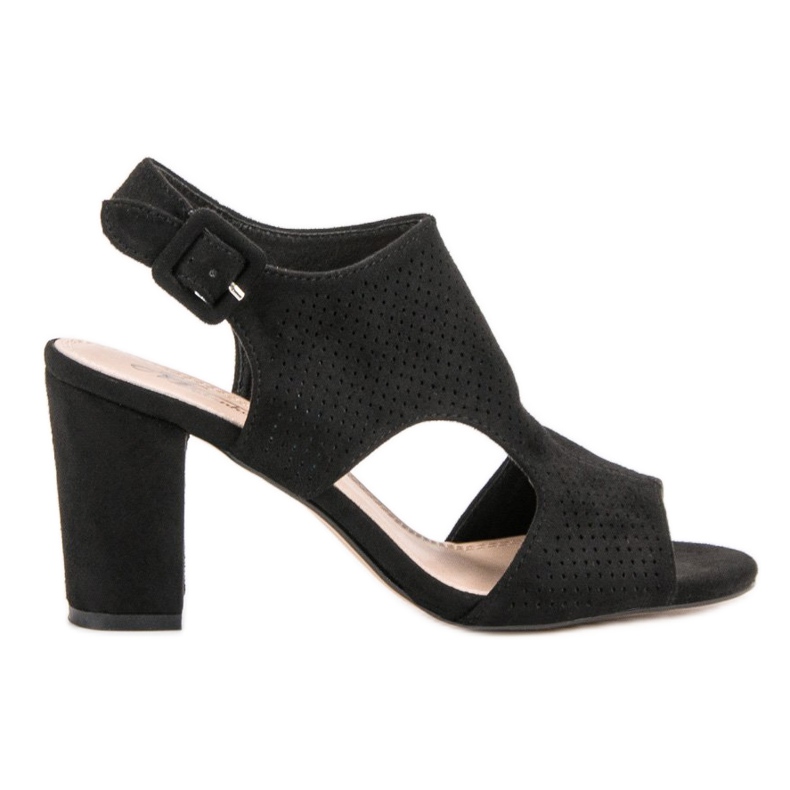 Sandalias caladas en un poste negro