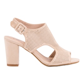 Sandalias caladas en un poste marrón