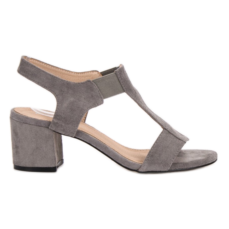 Evento Sandalias sin cordones en un poste gris Evento Sandalias sin cordones en un poste gris