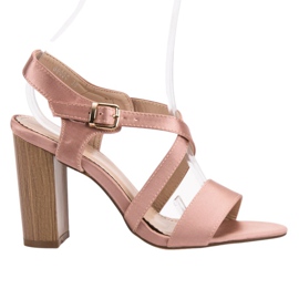 Kayla Sandalias sexy en una barra rosa