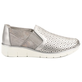 Filippo Resbalón en zapatos plateados gris