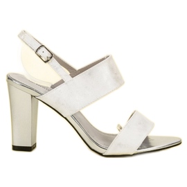 Goodin Sandalias en una barra blanco