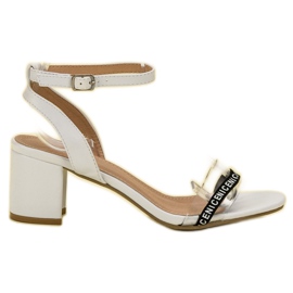 Ideal Shoes Sandalias de gamuza con estilo blanco