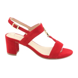 Sandalias rojas Caprice 28303 en el poste rojo