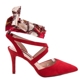 Milaya Stilettos atados con una cinta rojo