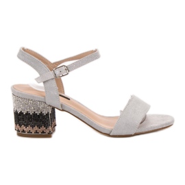 SDS Sandalias en una barra gris