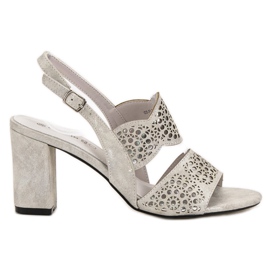 Goodin Sandalias de plata en una barra gris