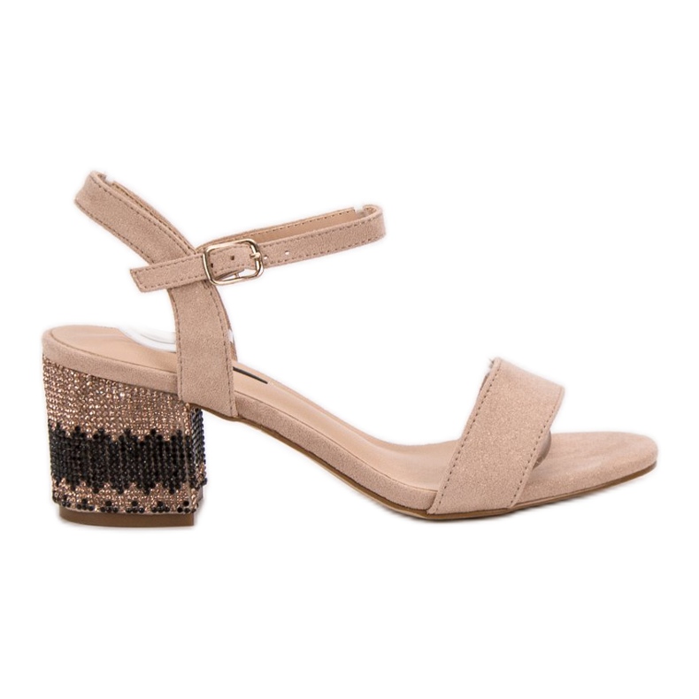 SDS Sandalias en una barra marrón
