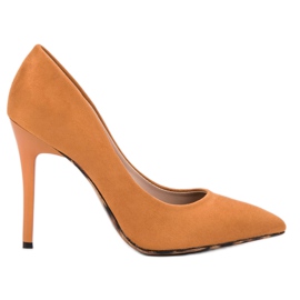 Erynn Bombas en un pin naranja