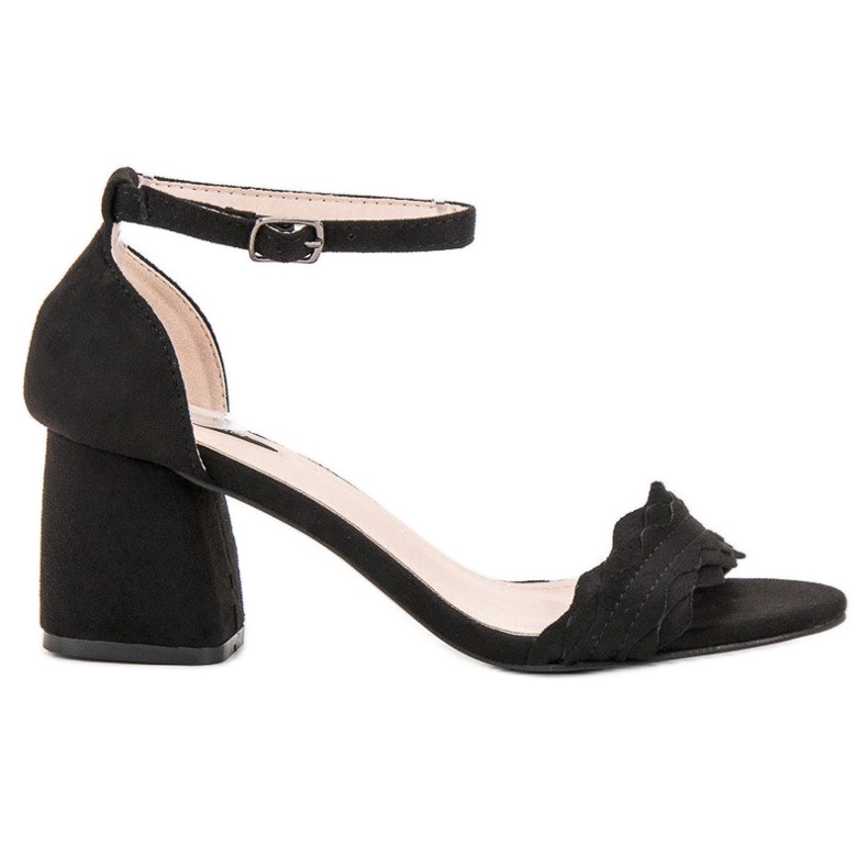 Sandalias VICES en un poste negro Sandalias VICES en un poste negro