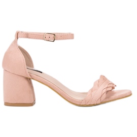 Sandalias VICES en un poste rosa