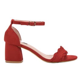 Sandalias VICES en un poste rojo Sandalias VICES en un poste rojo