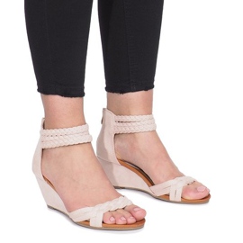 Sandalias beige sobre una delicada cuña Desun